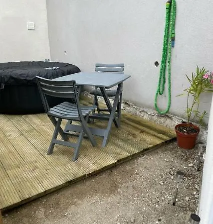 Joli studio avec jacuzzi et terrasse privée Junas Exterior foto